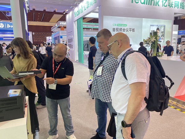 北京InfoComm China 2023|哲闻科技展位热度不减,All in one会议一体机和分布式运维平台成吸睛爆款!(图1) 北京展会第二天盛况