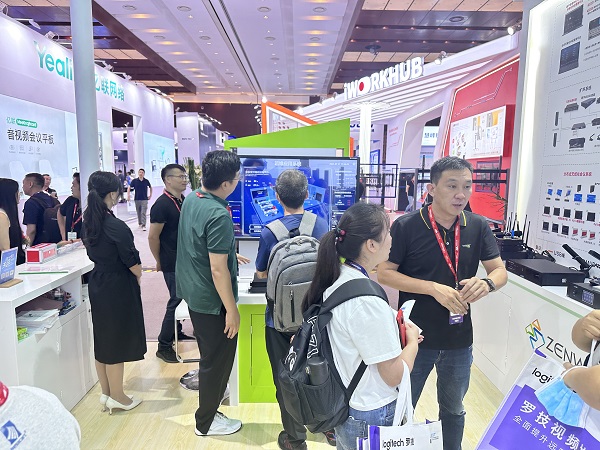 北京InfoComm China 2023圆满落幕(图1) 哲闻展位客户在咨询